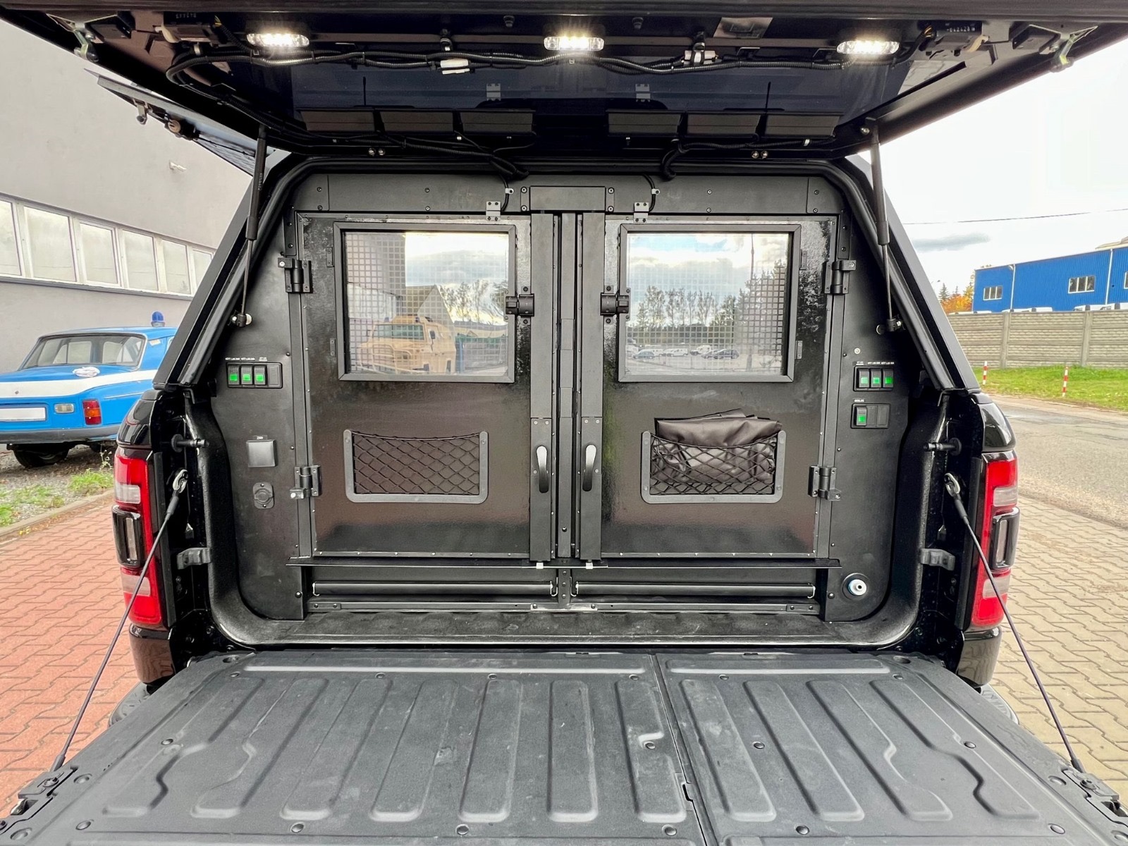 Wnętrze hardtopu Dodge Ram 1500 – drzwi przedziału ładunkowego