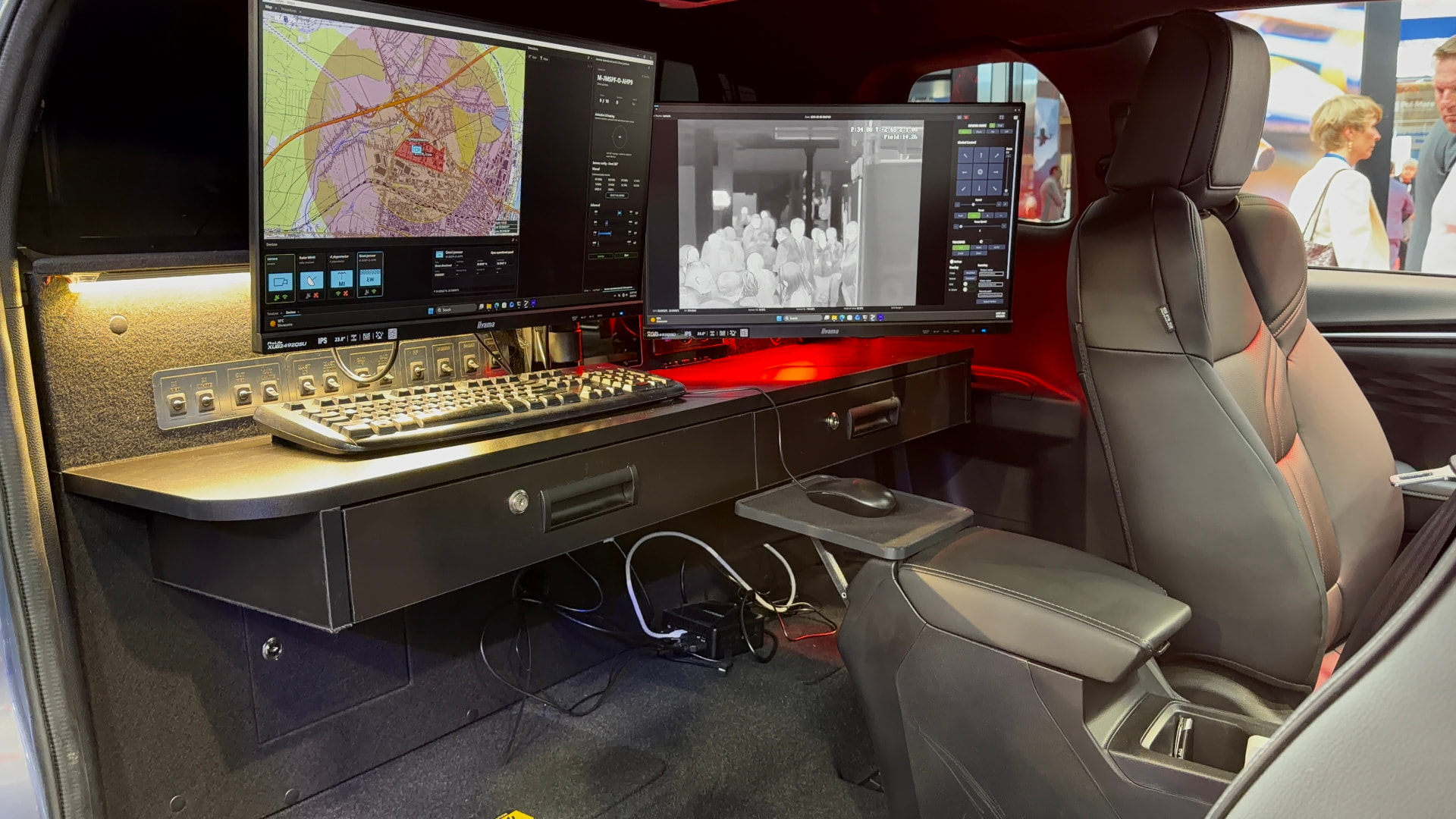 Wnętrze Isuzu D-Max ze stanowiskiem operatorskim i systemem zasilania