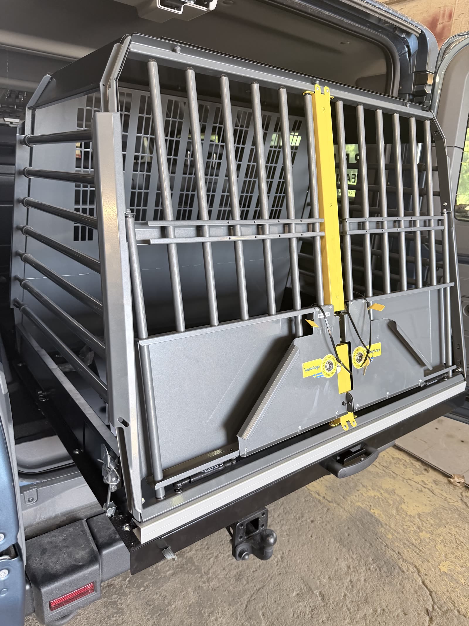 Platforma wysuwana Grenadier z klatką transportową dla psa w pozycji wysuniętej
