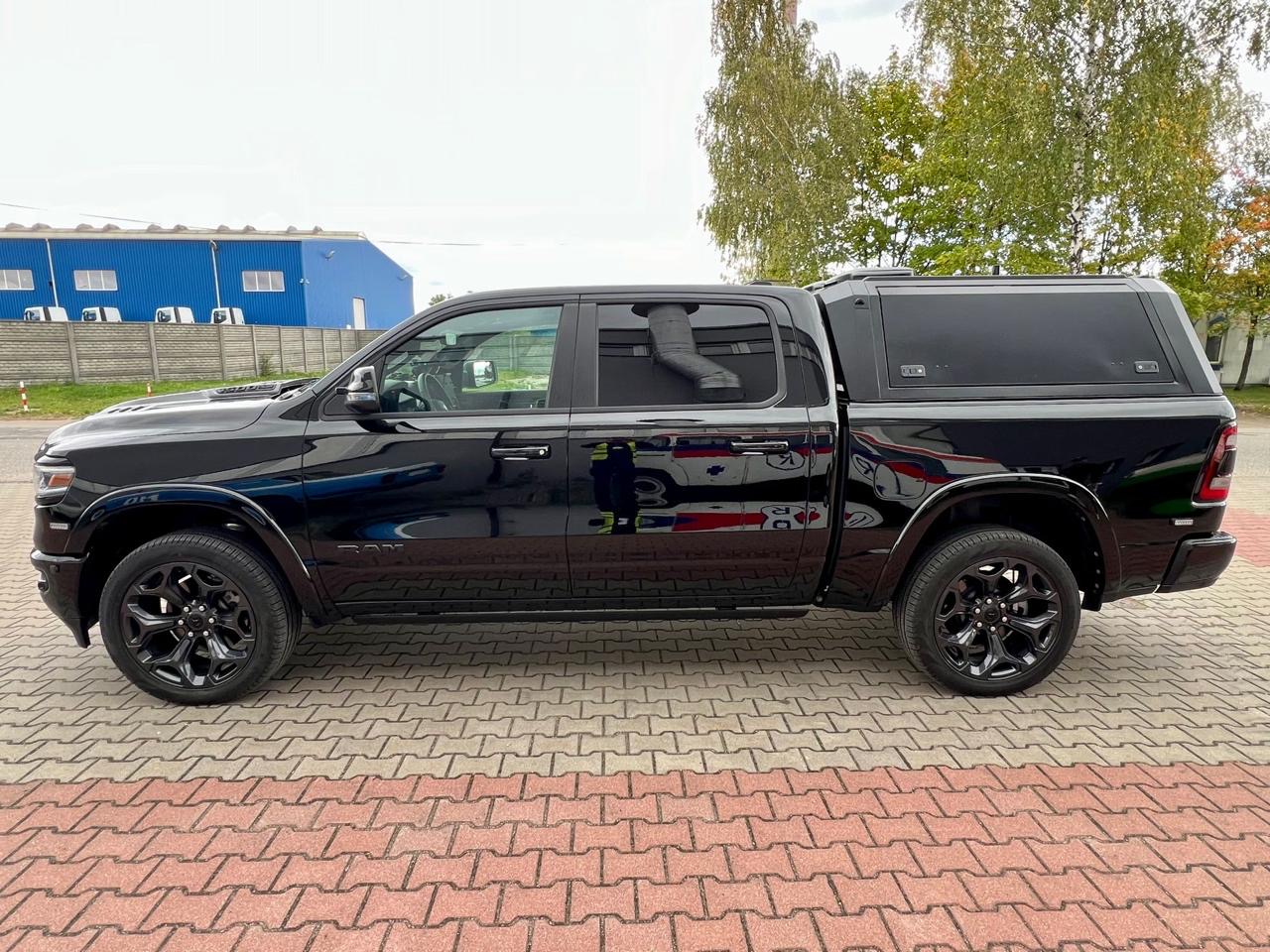 Dodge Ram 1500 z czarnym hardtopem Aliff – ujęcie boczne