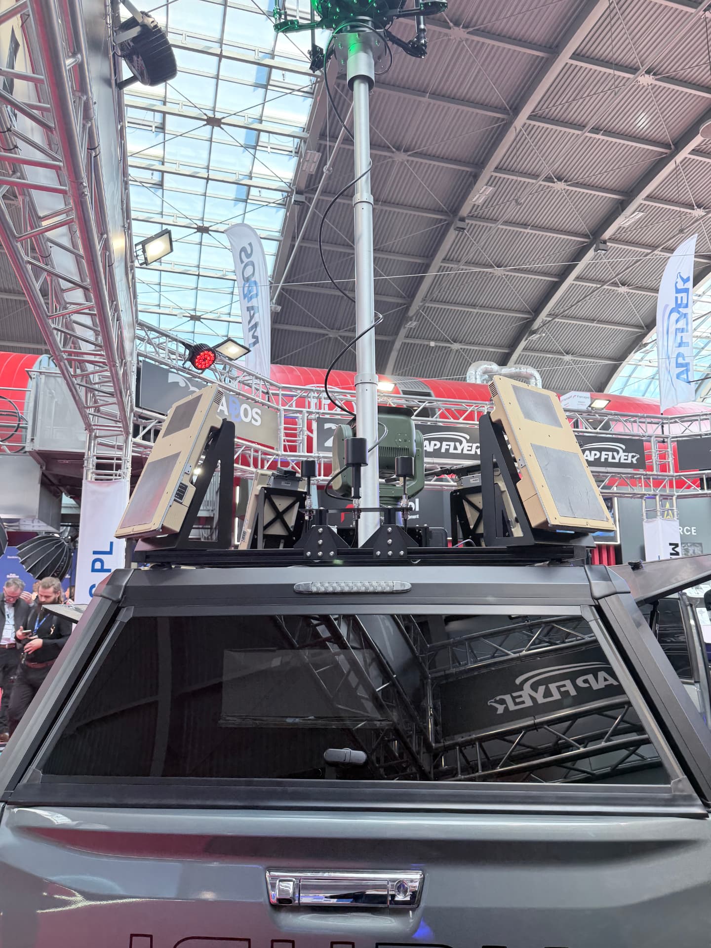 Maszt systemowy i panele antenowe na dachu hardtopu Isuzu D-Max