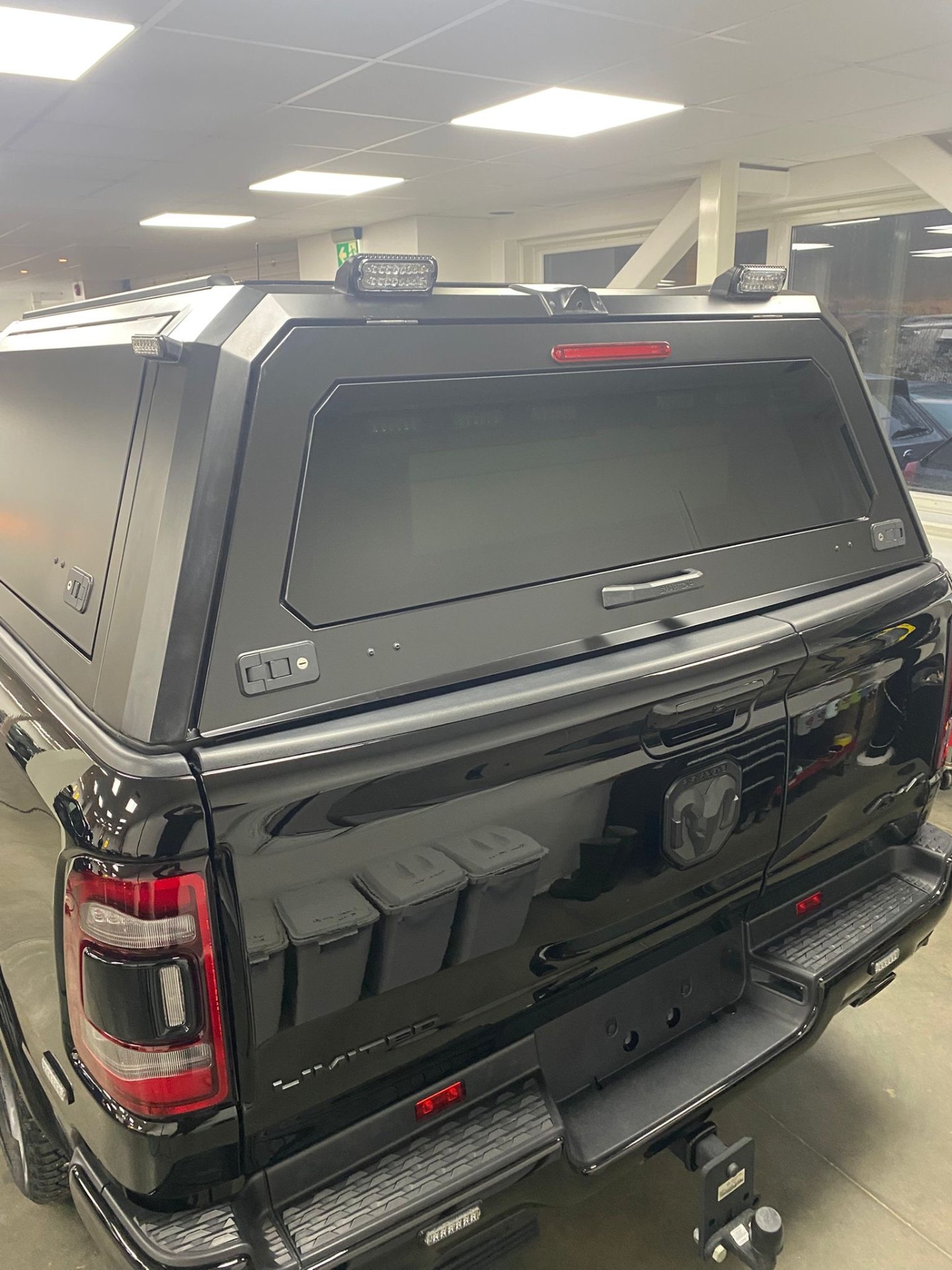 Hardtop Dodge Ram 1500 – otwarta klapa tylna z szybą
