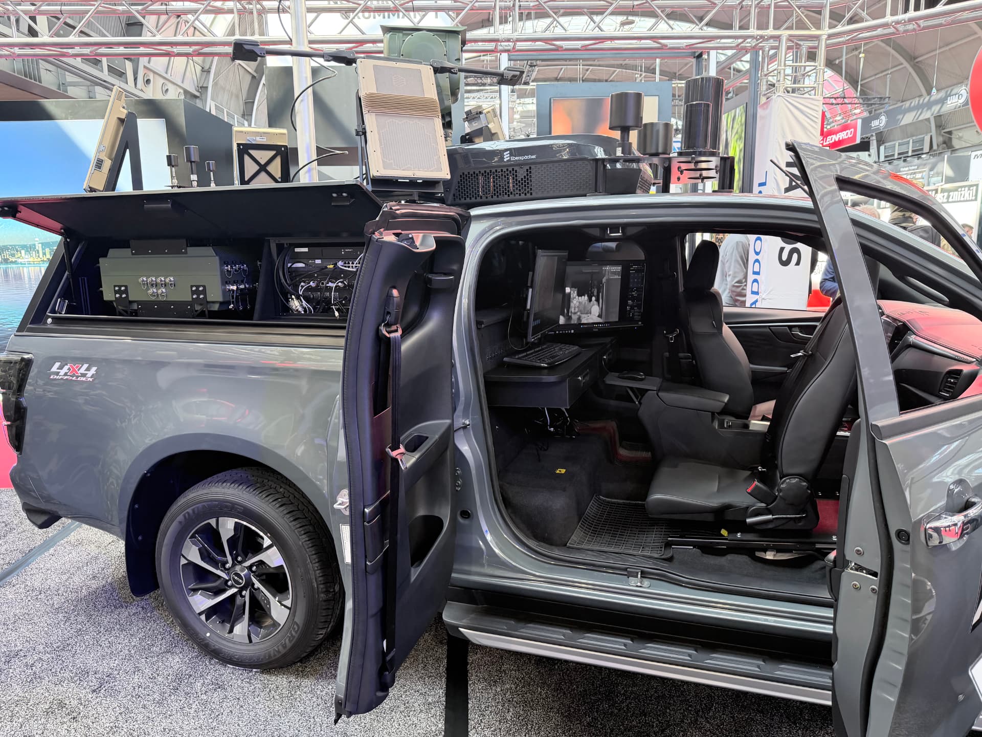Isuzu D-Max z otwartymi drzwiami hardtopu – widok na zabudowę techniczną i ekran operatorski