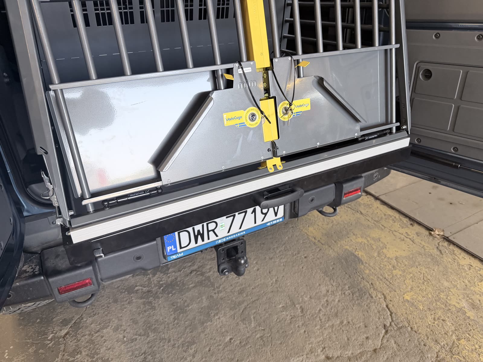 Detal platformy wysuwanej Ineos Grenadier – prowadnice i blokada mechaniczna