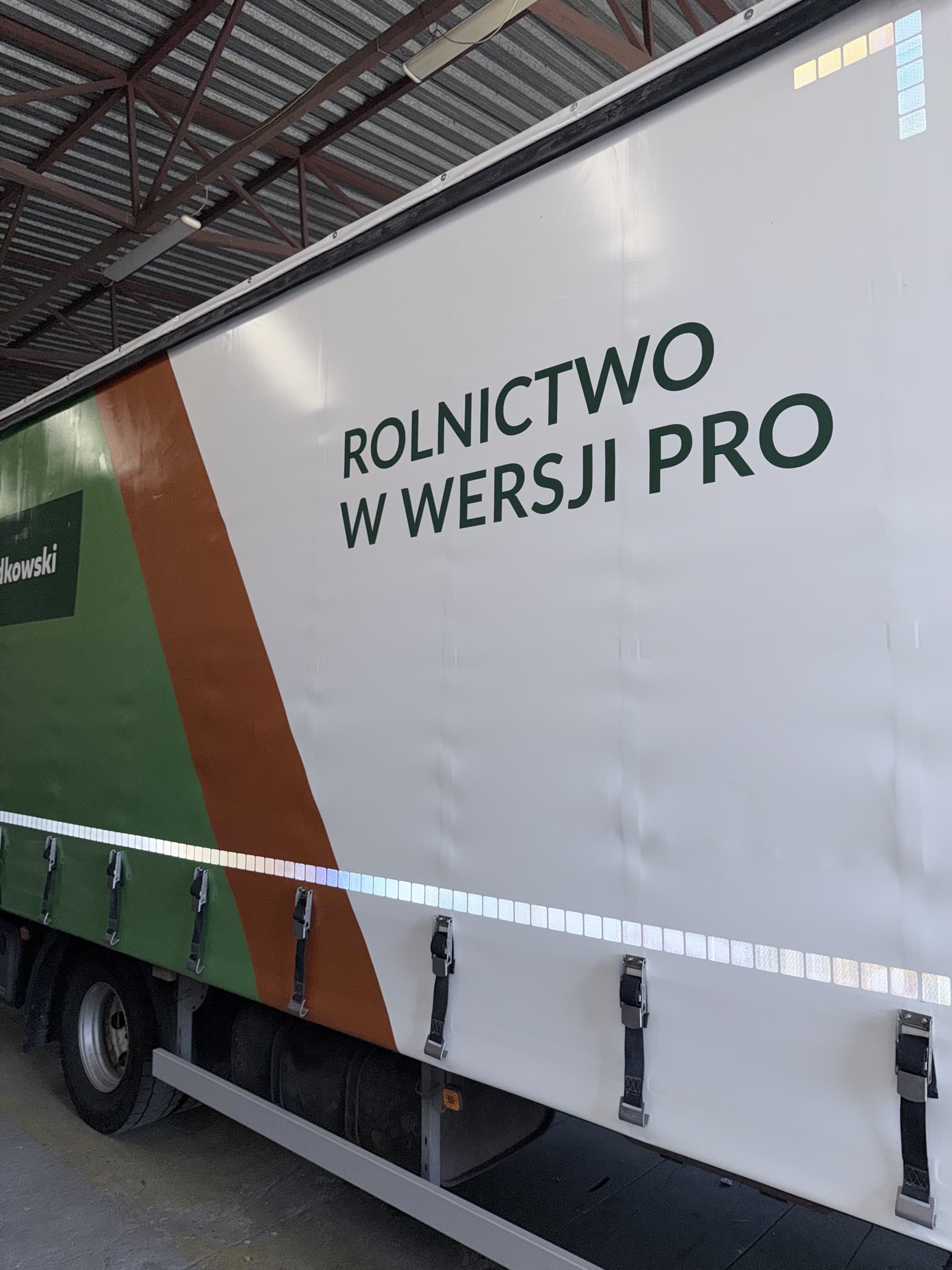 Plandeka kurtynowa (firankowa) z pełnokolorowym nadrukiem „Rolnictwo w wersji PRO” – realizacja Aliff