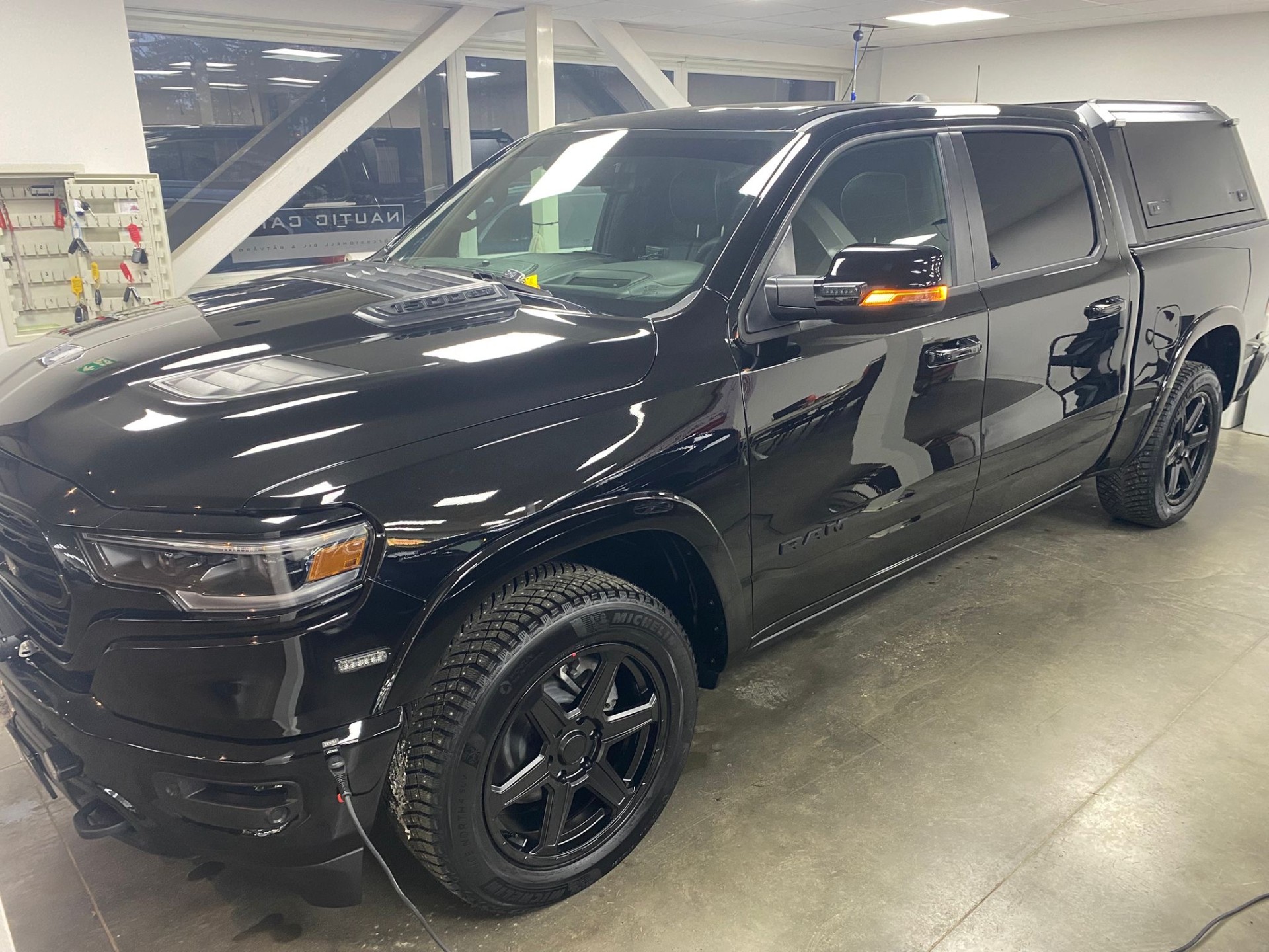 Dodge Ram 1500 z hardtopem Aliff – widok z przodu w salonie