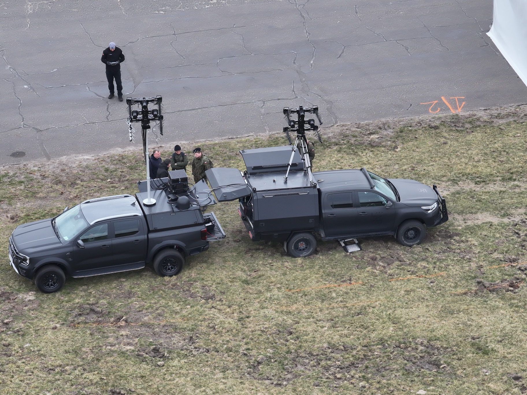 Aliff Defence – dwa pojazdy operacyjne z rozłożonymi systemami antenowymi, ujęcie z drona
