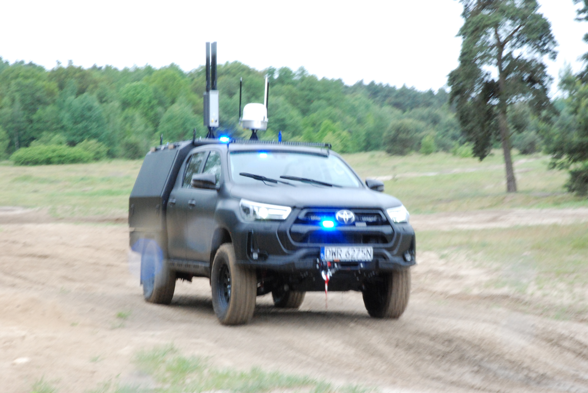Pojazd Aliff Defence podczas testów terenowych z rozłożonym masztem