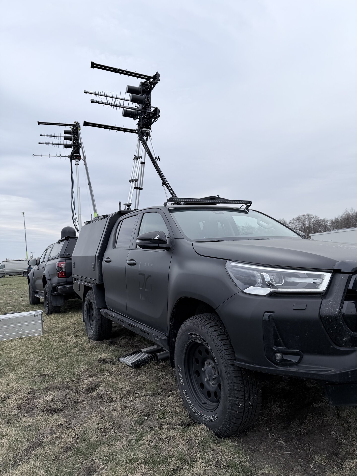Toyota Hilux Aliff Defence – zestaw anten Yagi na maszcie podczas testów polowych