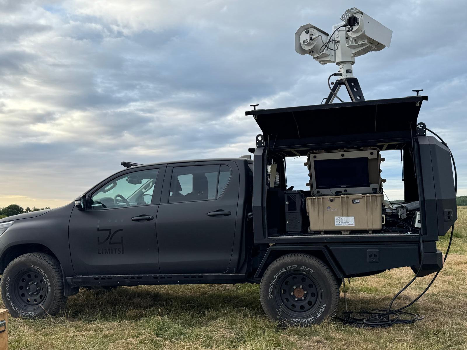 Toyota Hilux z otwartą zabudową i systemem obserwacyjnym