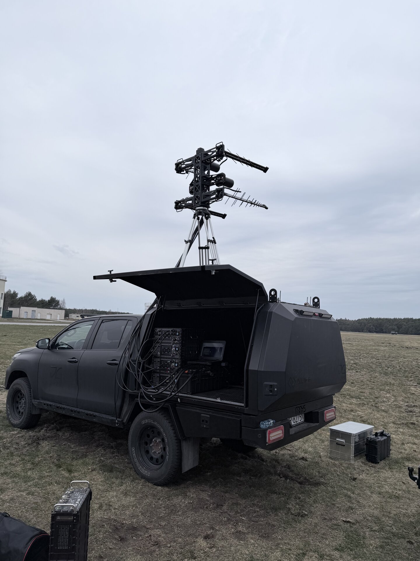 Toyota Hilux Aliff Defence – maszt antenowy z systemem zagłuszania, otwarty hardtop ze stanowiskiem operatora