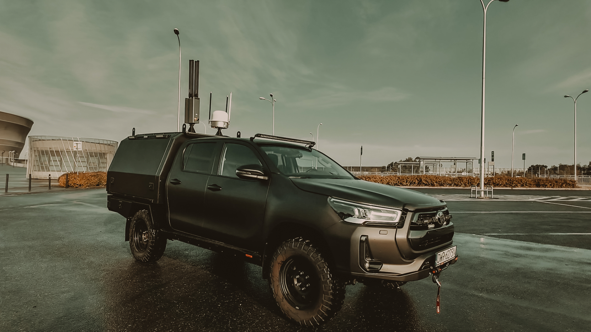 Toyota Hilux Aliff Defence – ujęcie parkingowe w stylu cinematic