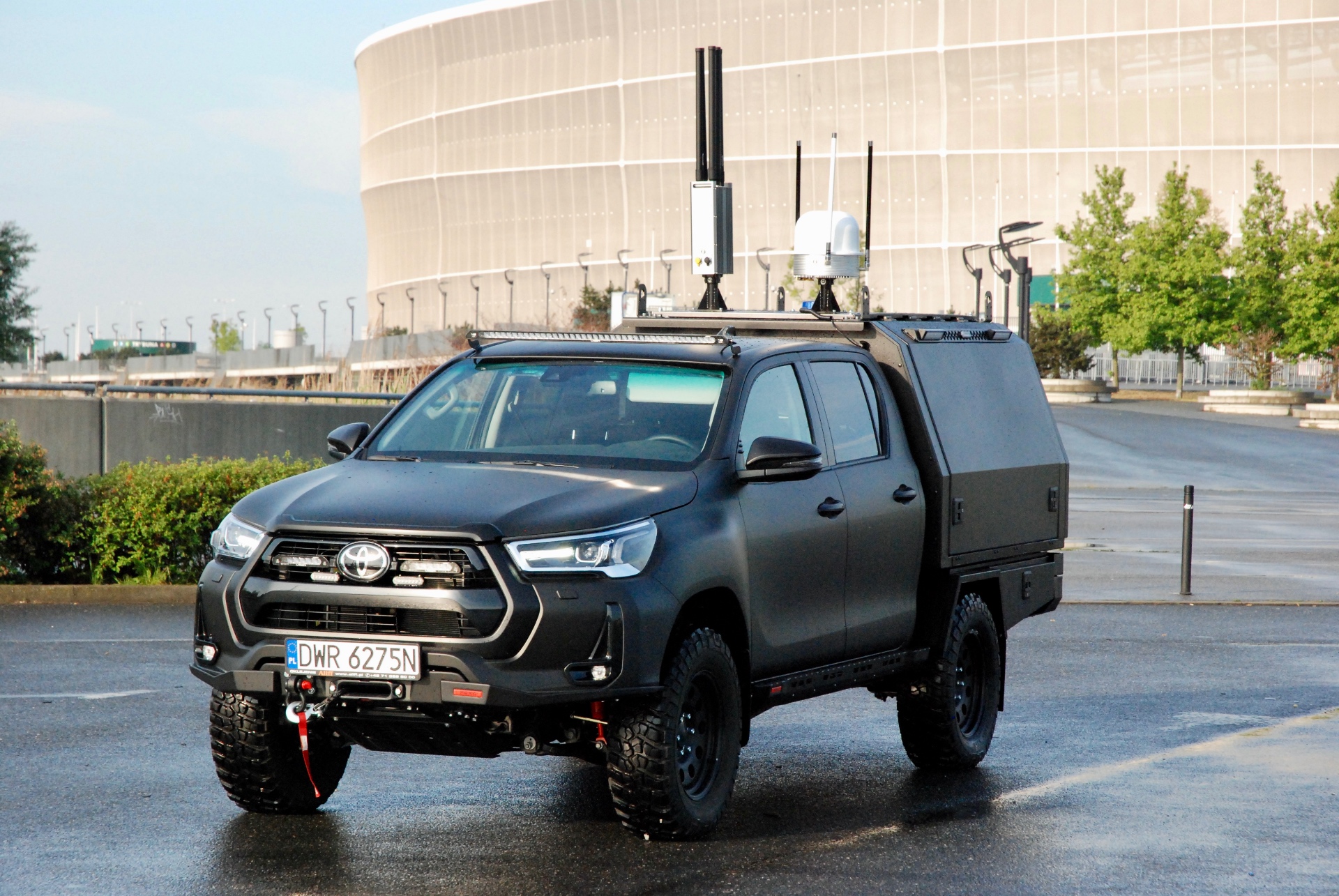 Toyota Hilux Aliff Defence – widok z przodu na parkingu