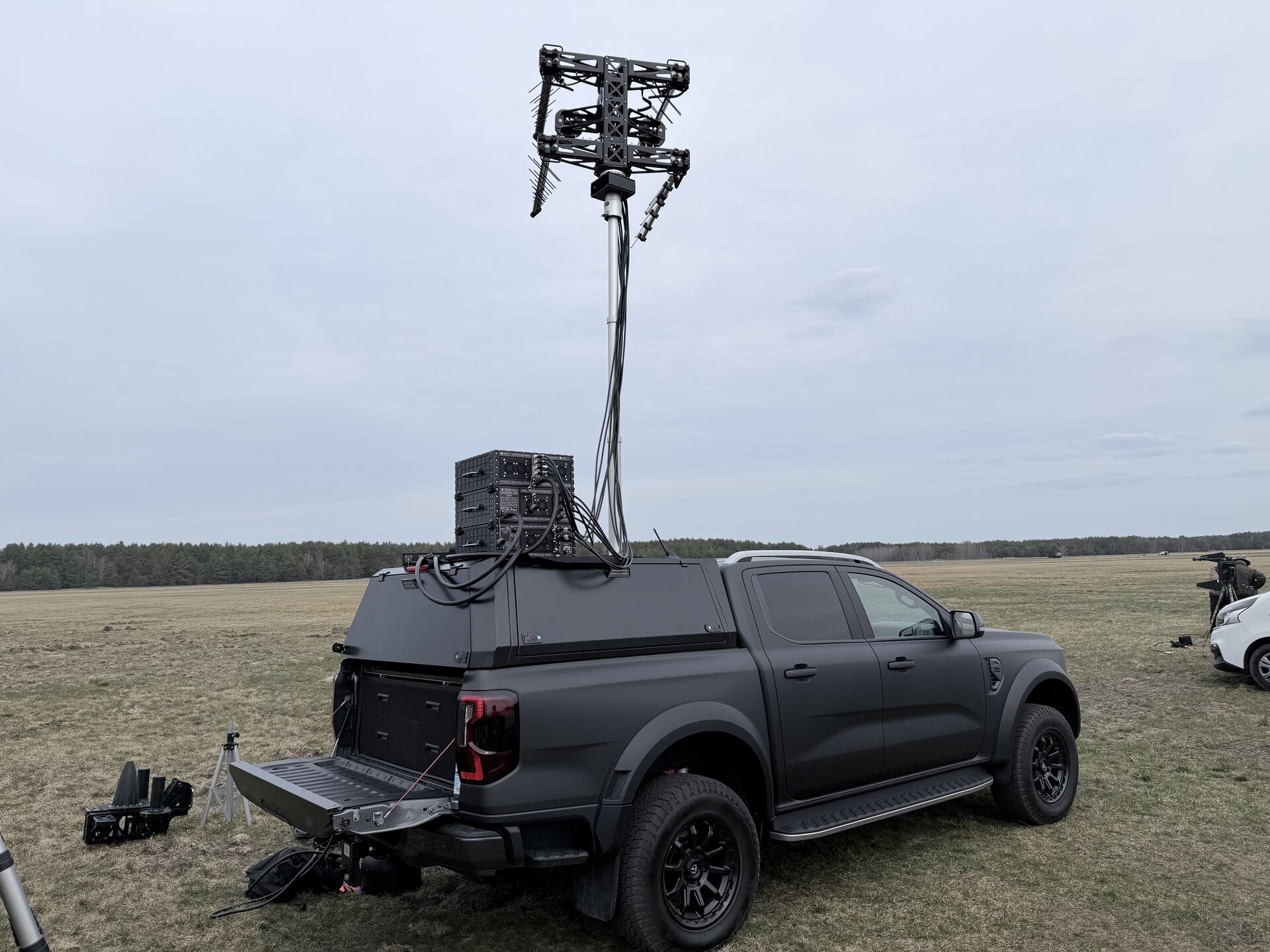 Ford Ranger Aliff Defence – wysunięty maszt z anteną kierunkową w terenie