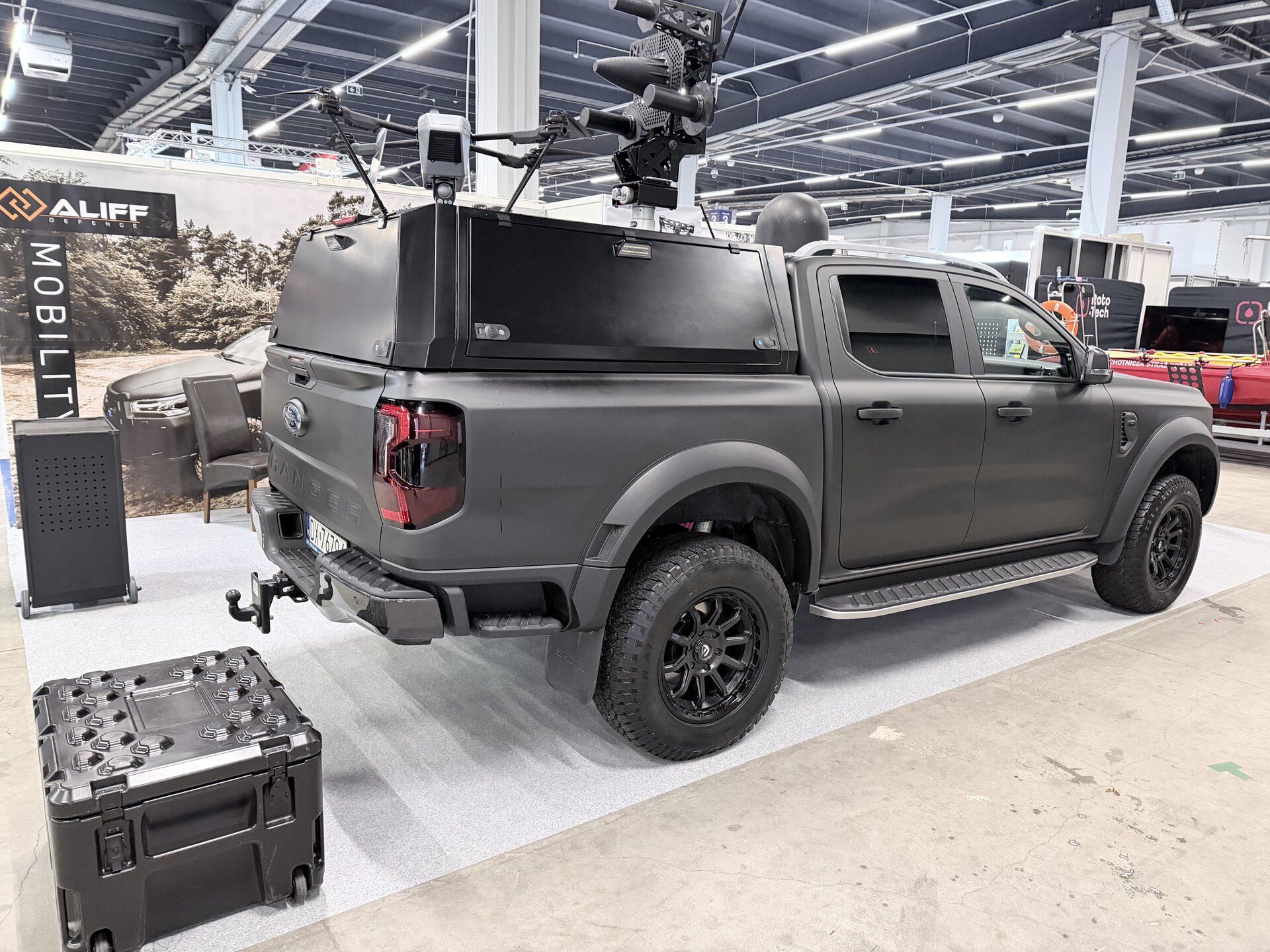Aliff Defence Mobility – pickup z zabudową dronów na stoisku targowym