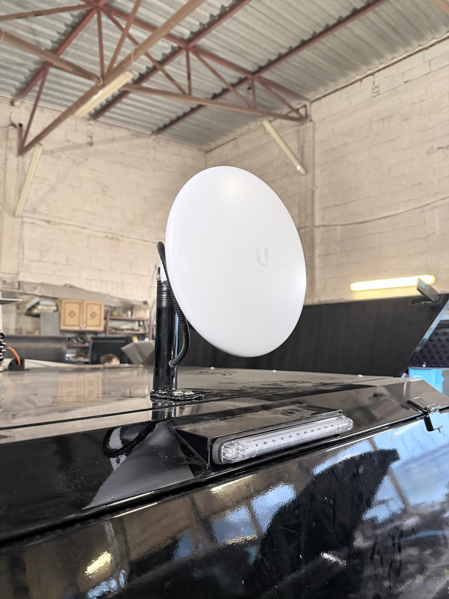 Antena i oświetlenie LED na dachu hardtopu