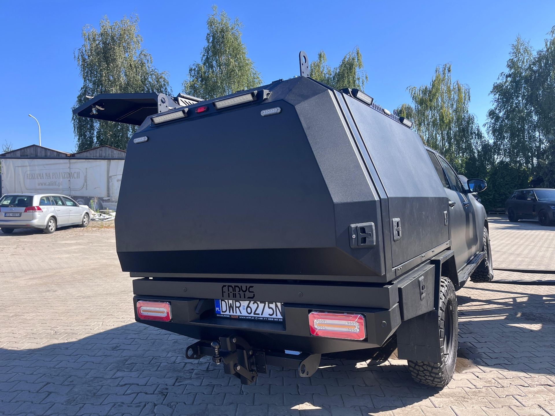 Canopy Toyota Hilux – aluminiowa zabudowa z oświetleniem LED, widok z tyłu