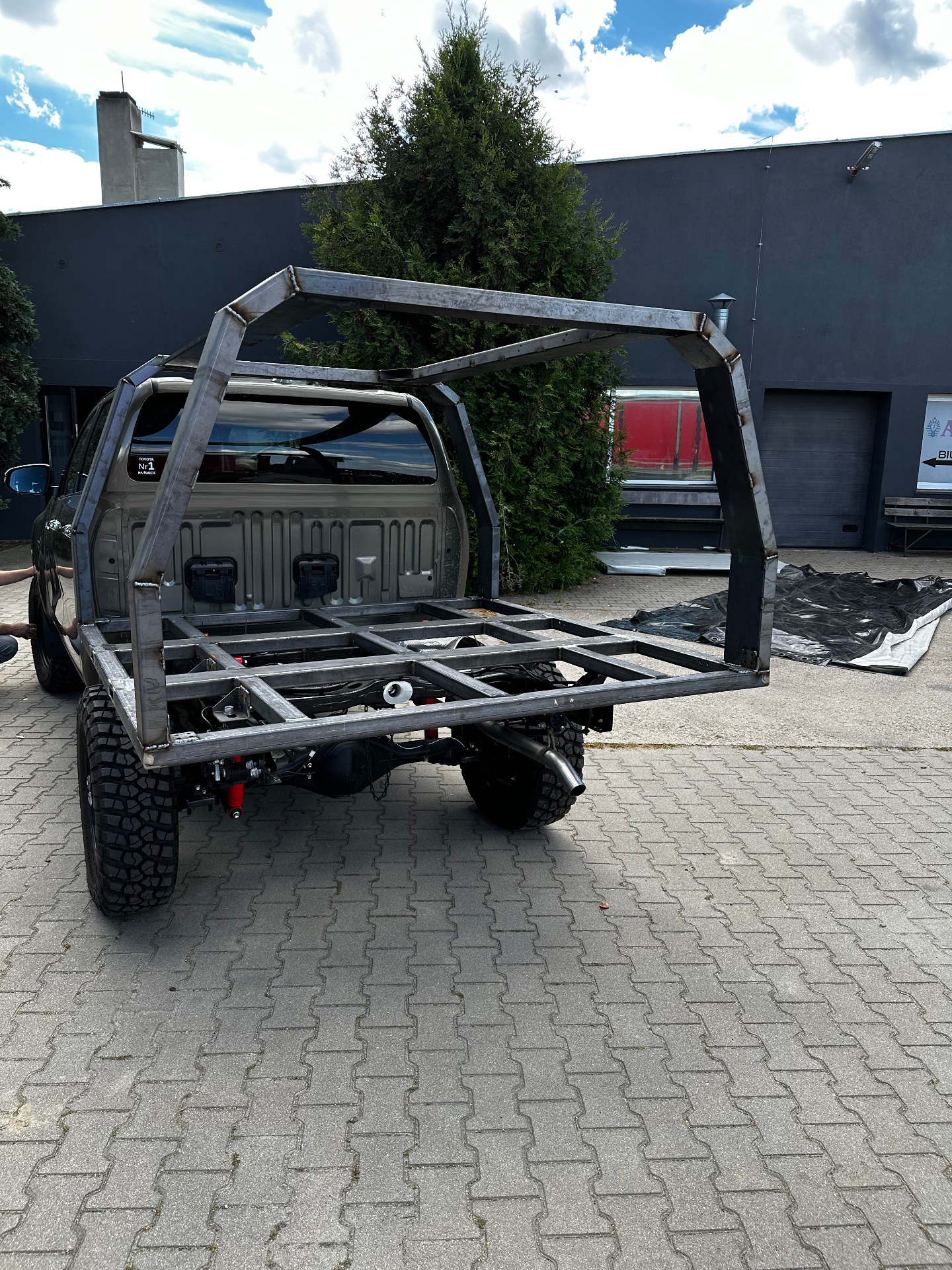 Konstrukcja ramy canopy montowana na Toyocie Hilux