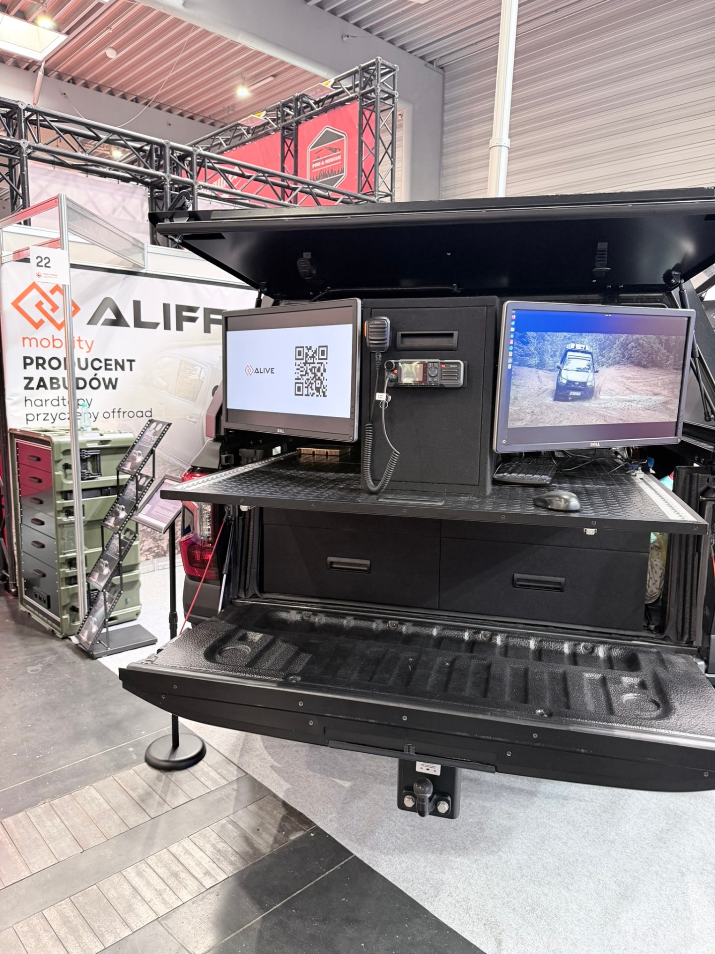 Aliff Mobility – mobilne stanowisko dowodzenia w pickupie z dwoma monitorami Dell, radiotelefonem Hytera i systemem ALIVE na Targach Kielce