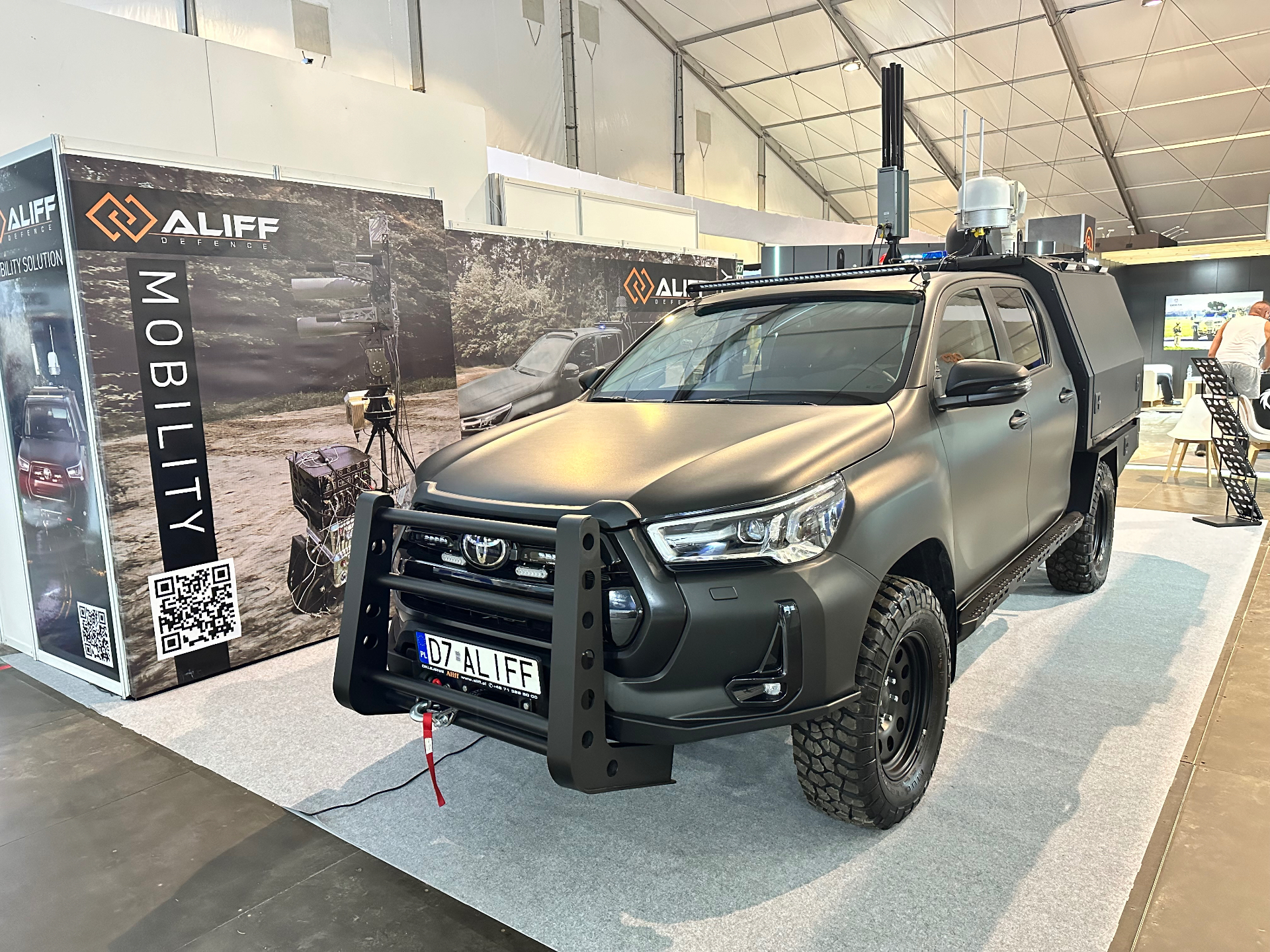 Toyota Hilux – zabudowa specjalna Aliff Defence, widok z przodu