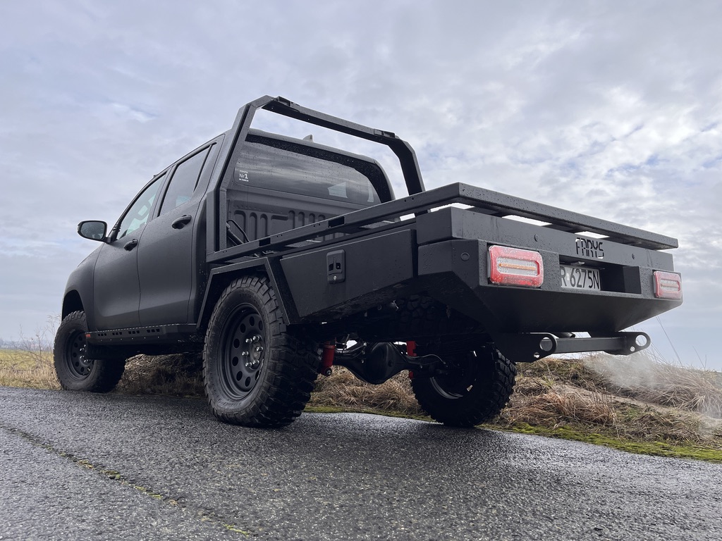 Pickup z aluminiową platformą flatbed w terenie