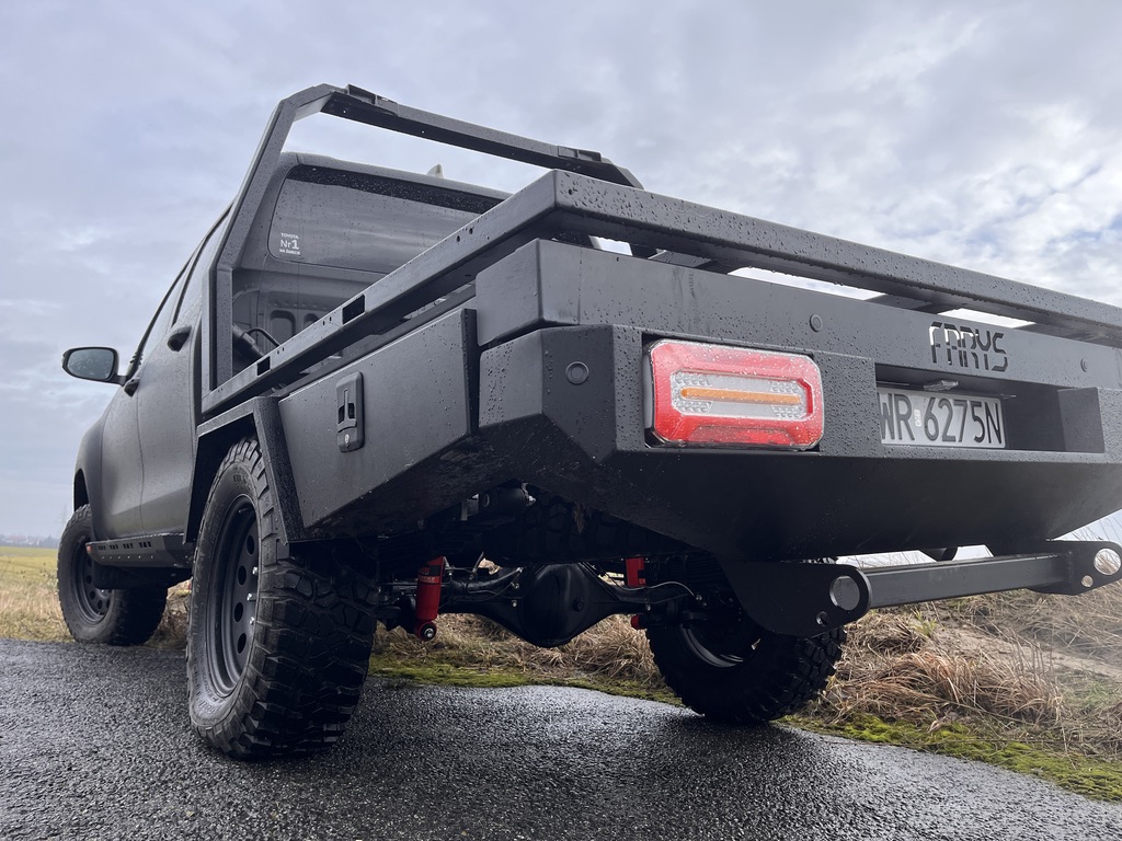 Hilux z flatbedem – tylne światła LED i tablica rejestracyjna