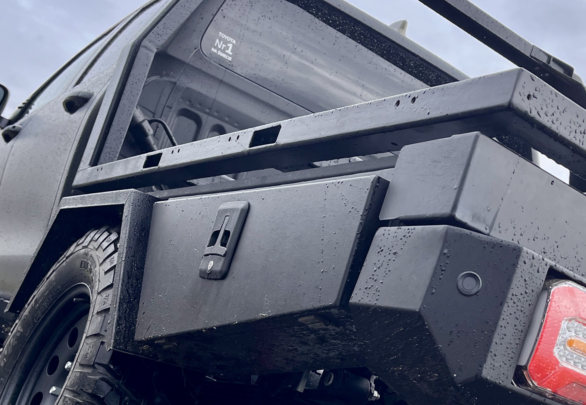 Detal flatbed – skrzynia narzędziowa z zamkiem i rama platformy