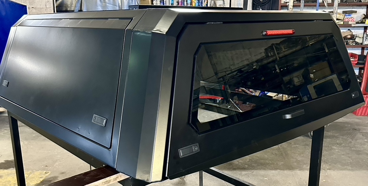 Hardtop Dodge Ram 1500 – widok z boku z dużą szybą i klapą boczną
