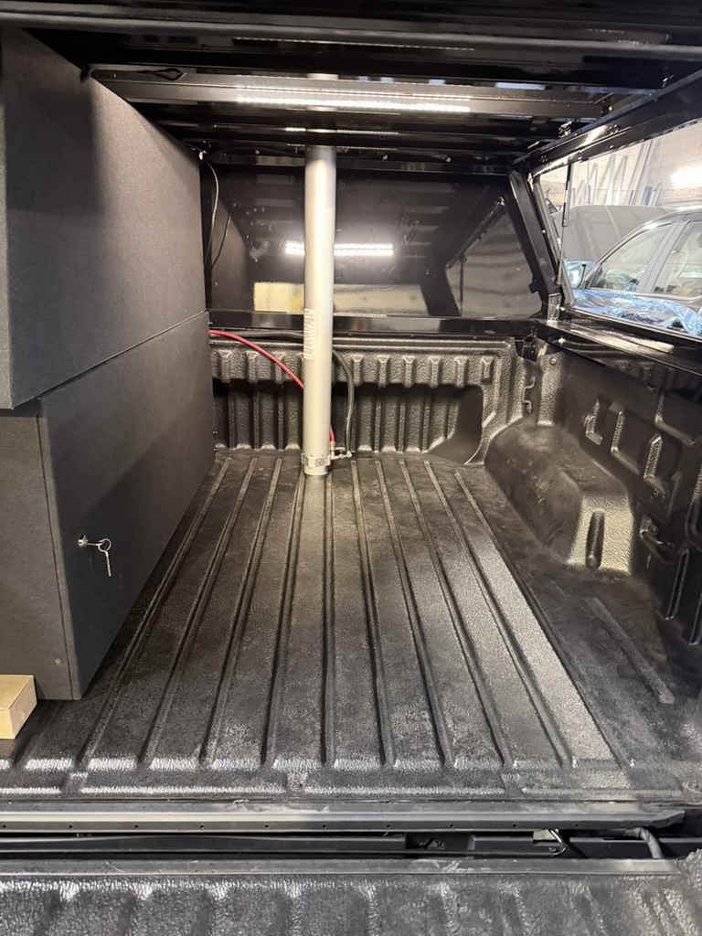 Hardtop Ford Ranger – wnętrze paki z oświetleniem LED i schowkiem bocznym