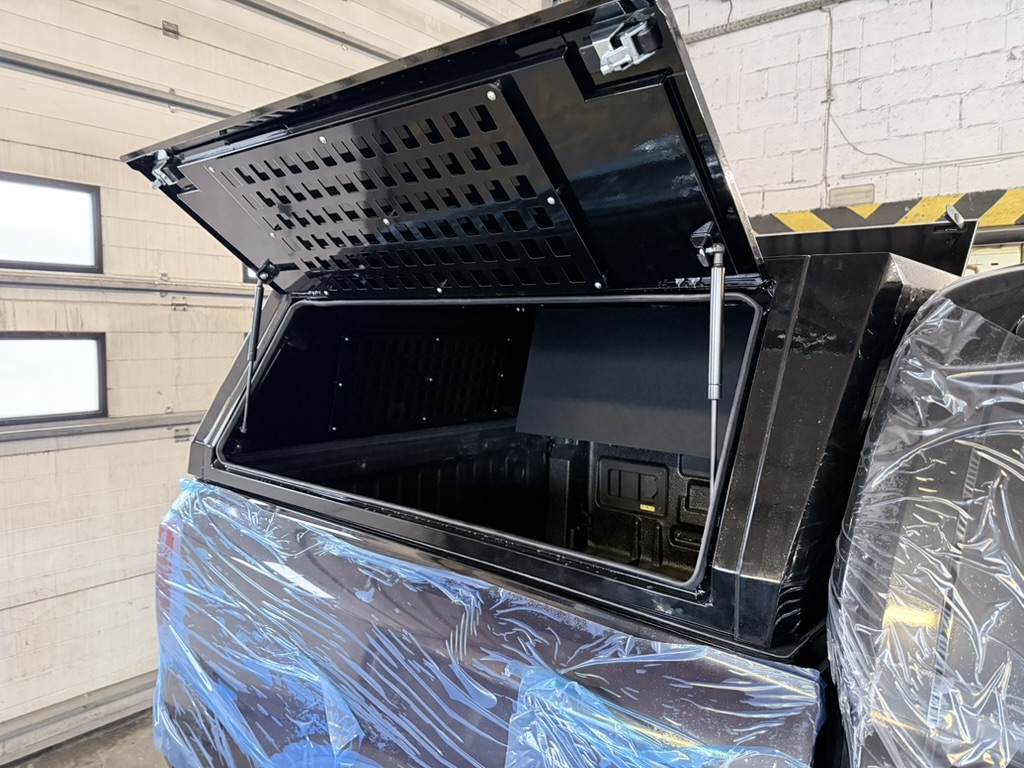 Hardtop aluminiowy na Fordzie Rangerze – widok z tyłu