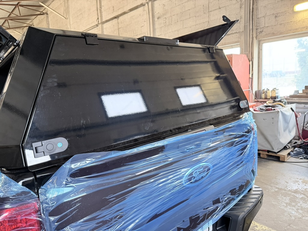 Hardtop Ford Ranger – widok z boku, lakier proszkowy czarny