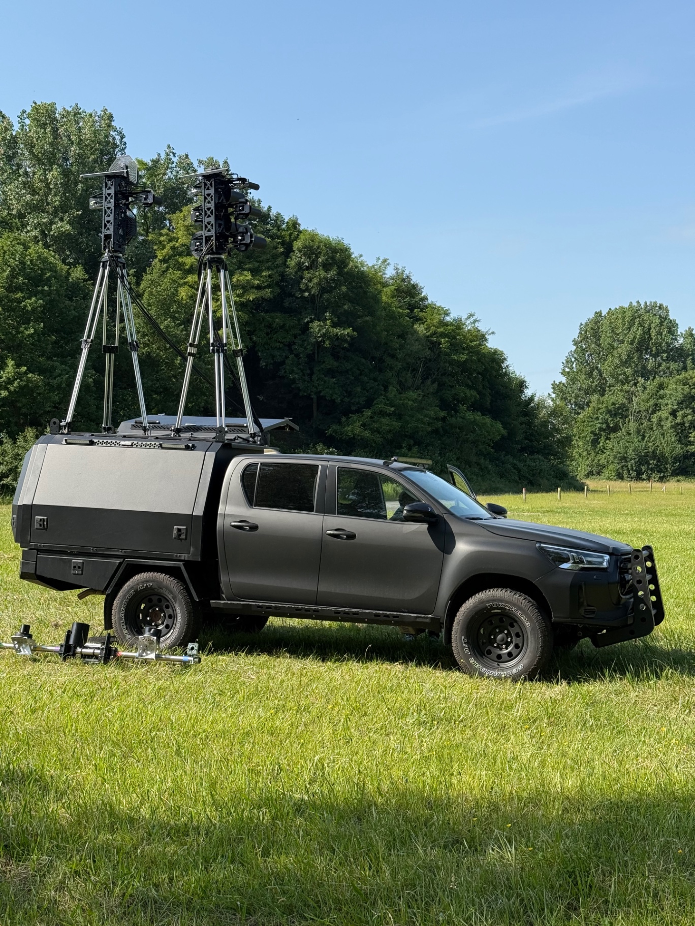 Toyota Hilux – canopy w terenie, widok z boku