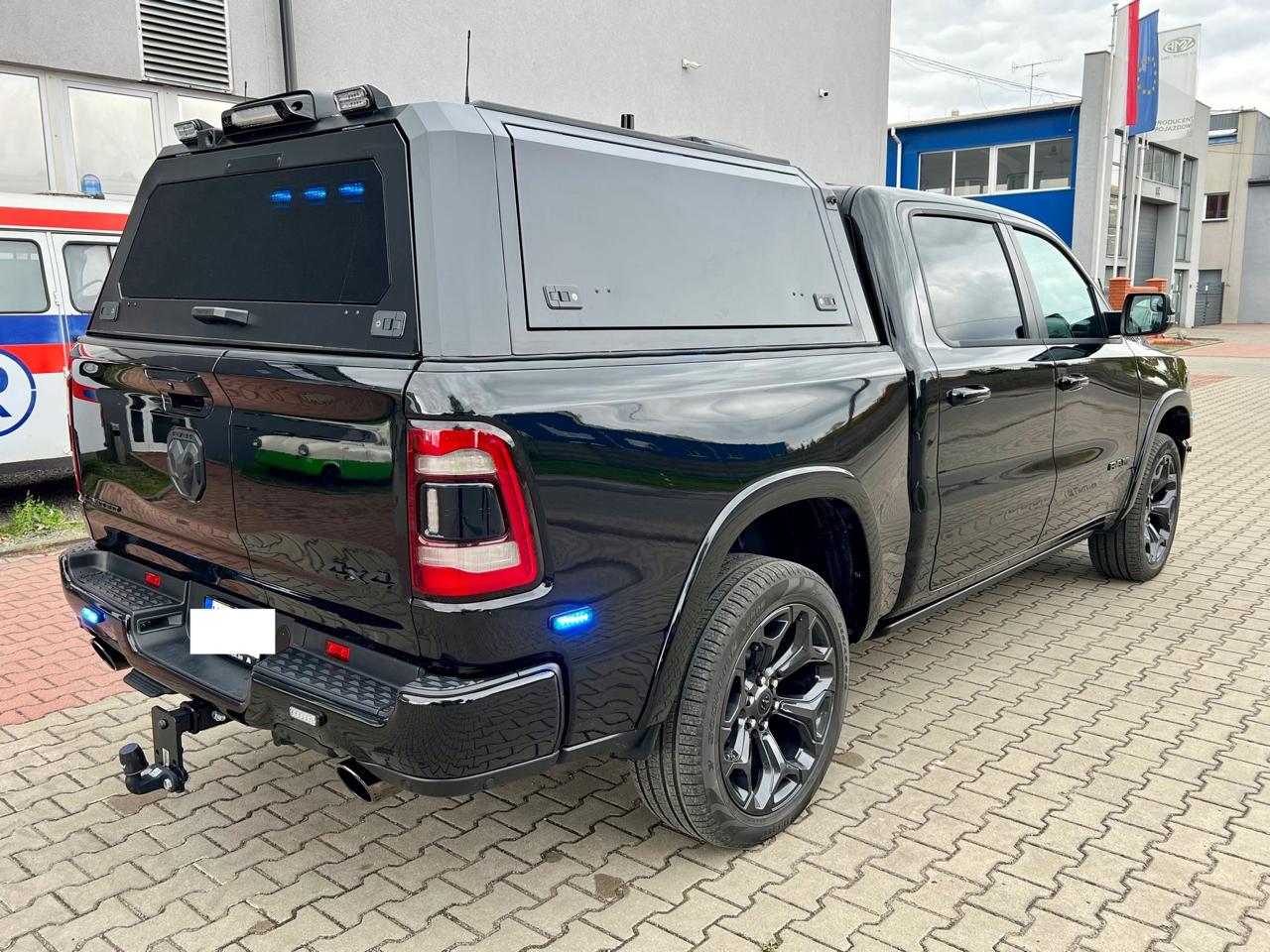 Dodge Ram 1500 – hardtop z tyłu, klapy boczne