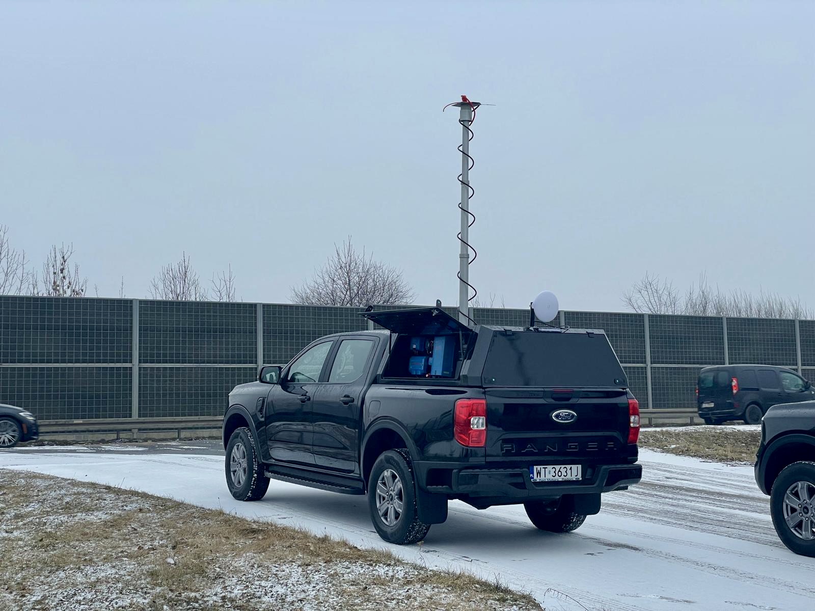 Ford Ranger – widok z boku, otwarta klapa z masztem
