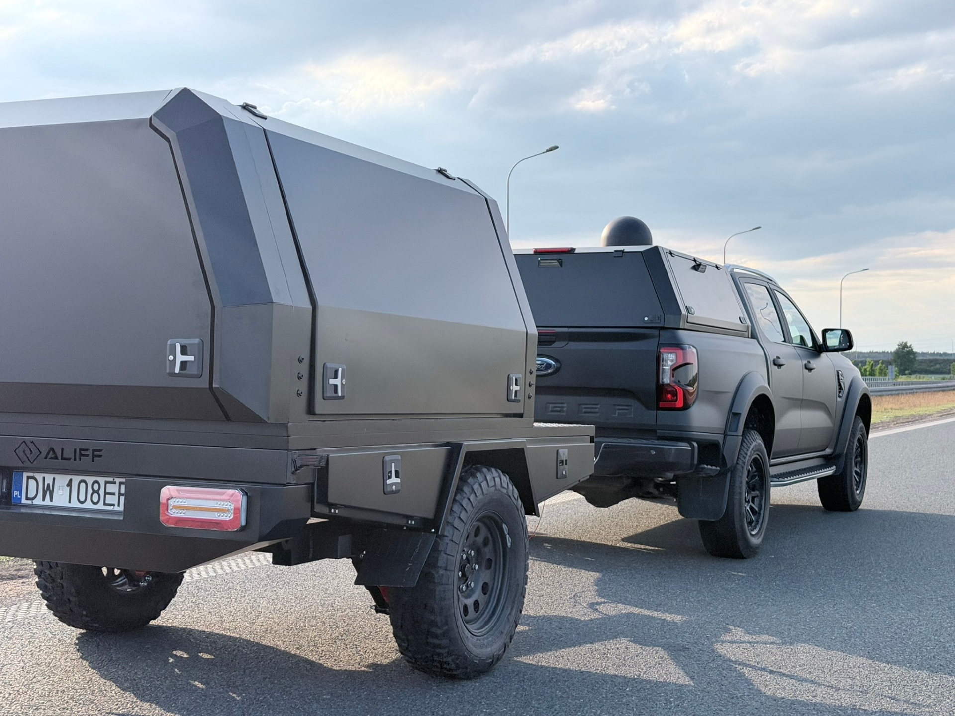 Ford Ranger z hardtopem Aliff i przyczepą offroad Aliff w konwoju na drodze