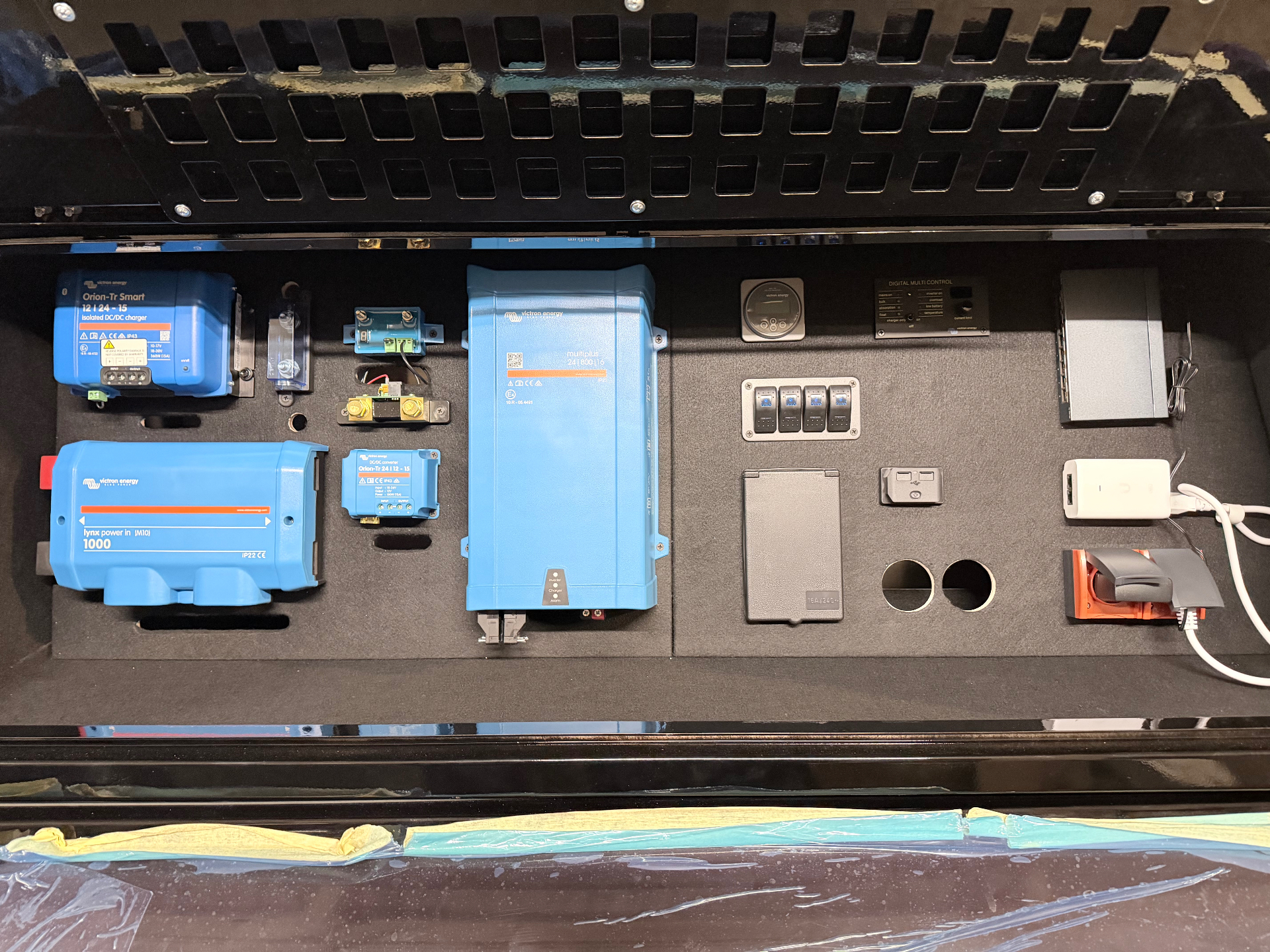 Instalacja Victron Energy – inwerter, ładowarka DC-DC, panel sterowania