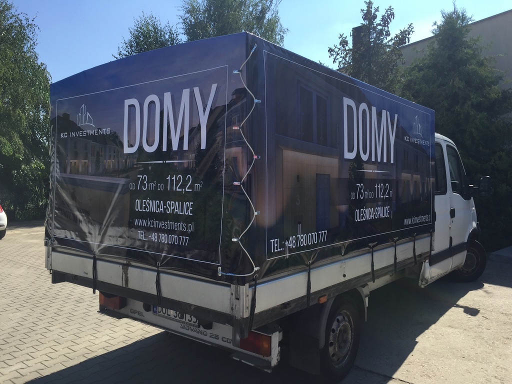 Plandeka skrzyniowa busa z grafiką reklamową KC Investments