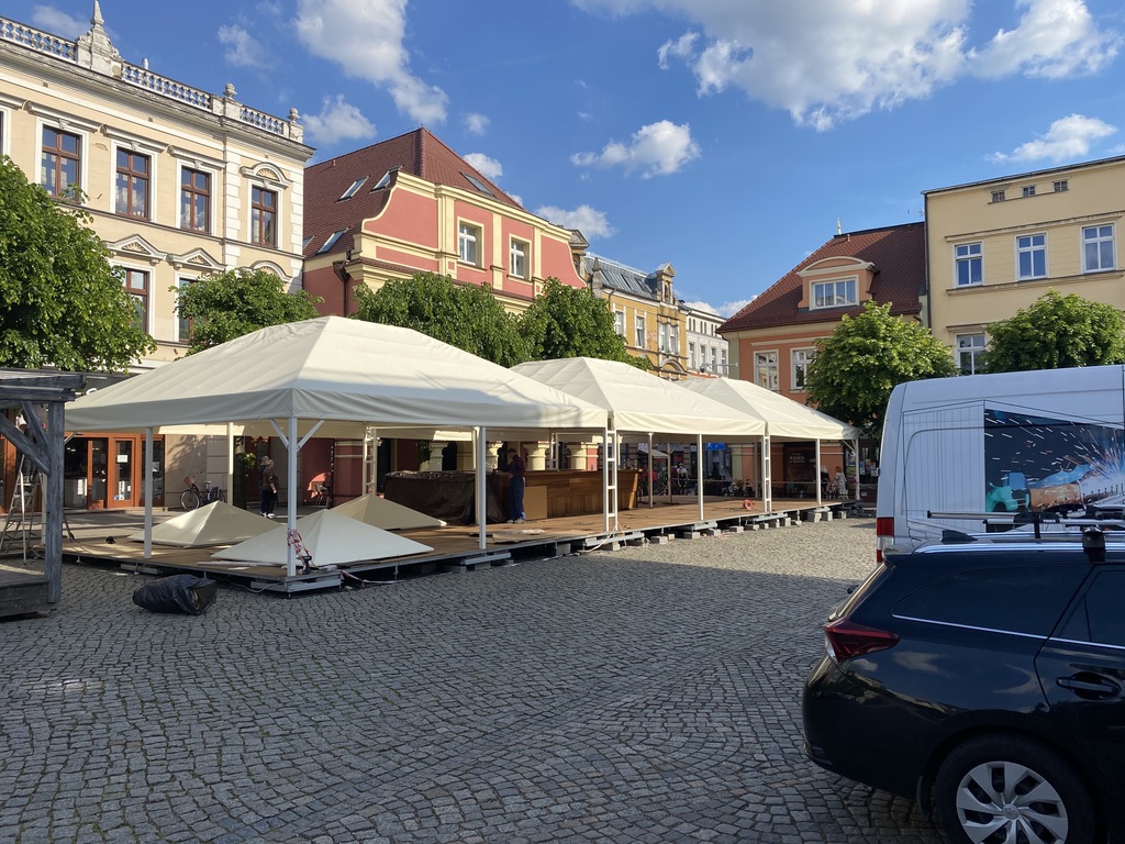 Zadaszenie sceny i strefy gastronomicznej na rynku miejskim — namioty PCV