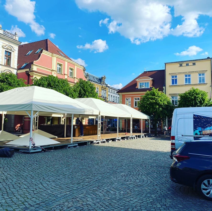 Linia namiotów eventowych PCV na płycie rynku