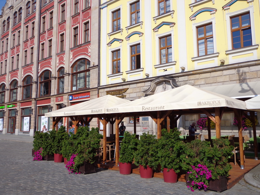 Parasole gastronomiczne z nadrukiem Restaurant Akropol na rynku we Wrocławiu