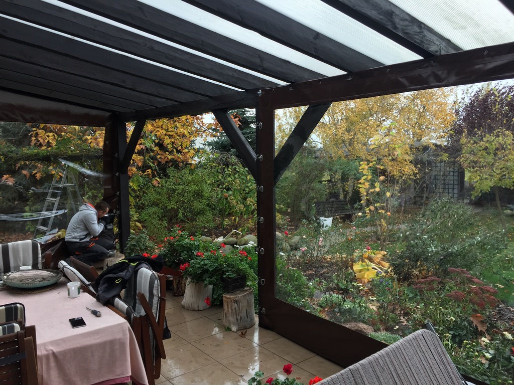 Pergola tarasowa z bocznymi osłonami PCV w ogrodzie
