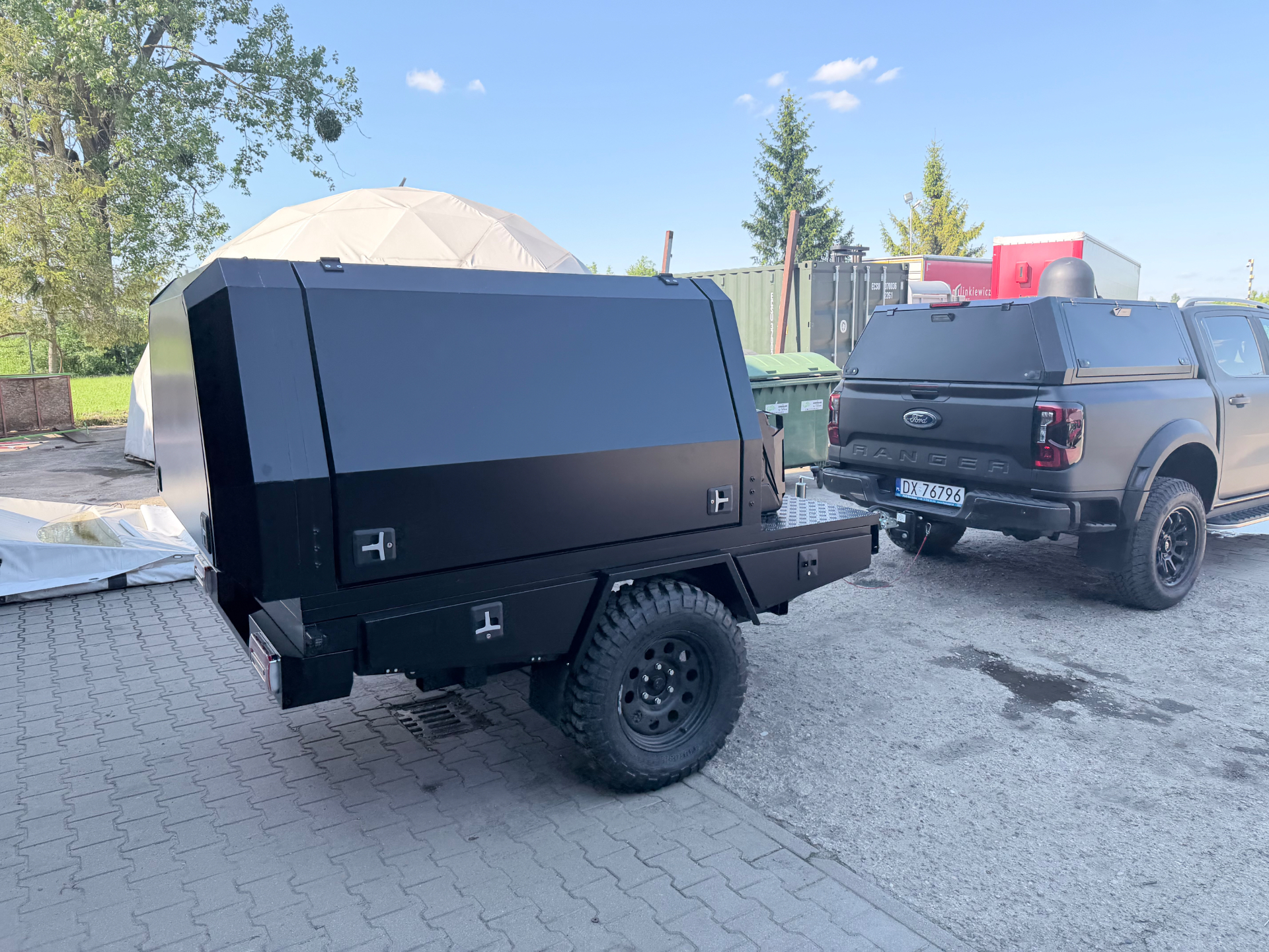 Modułowa przyczepka offroad Aliff zestawiona z pickupem Ford Ranger – jednolita stylistyka hardtop + przyczepka