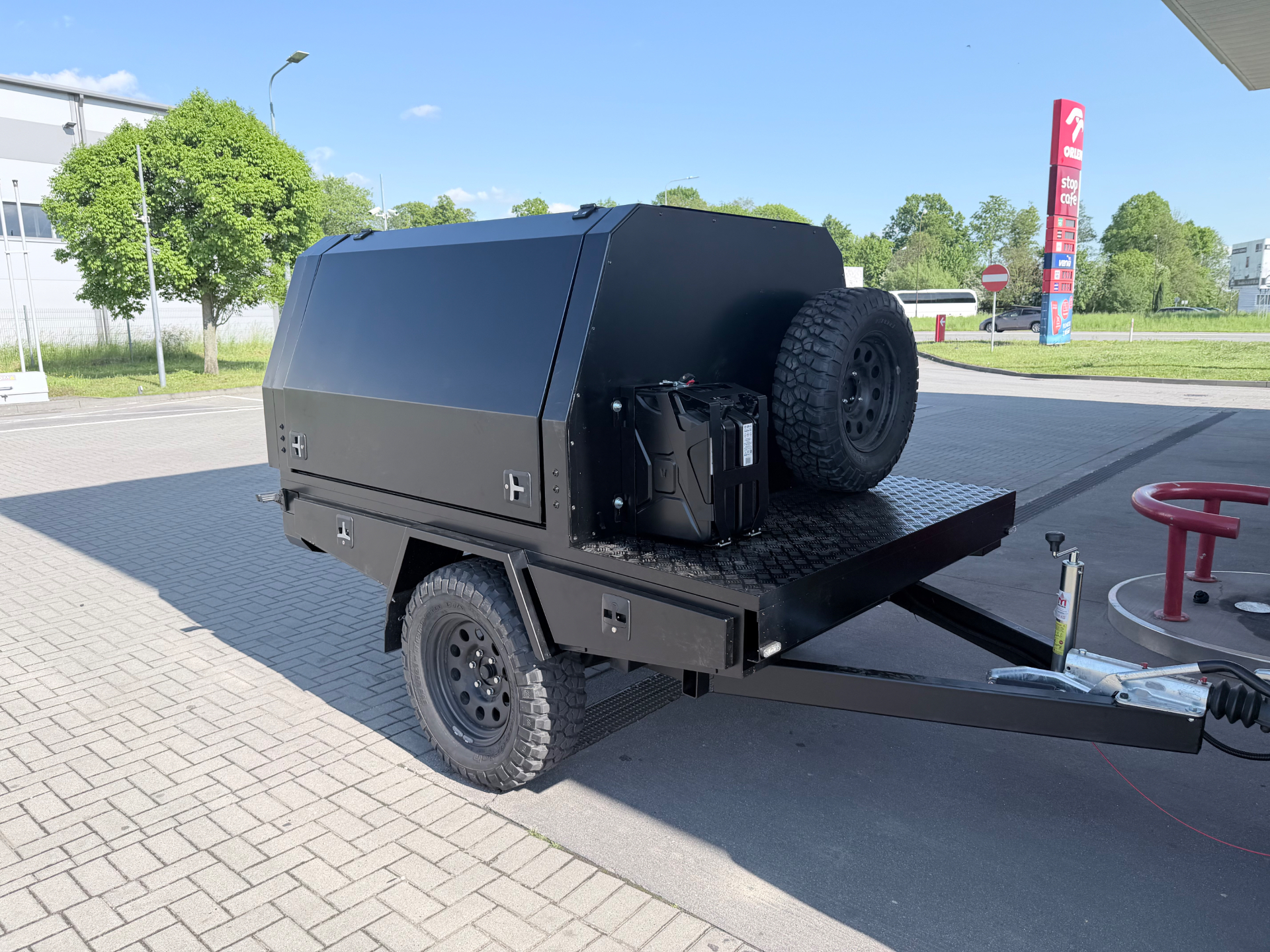 Przyczepka offroad Aliff z kanistrem i kołem zapasowym – konfiguracja overlanding / ekspedycyjna