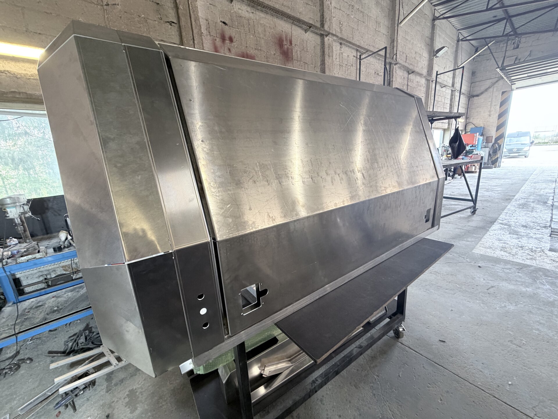 Poszycie aluminiowe modułu logistycznego z klapą boczną – produkcja przyczepki Aliff