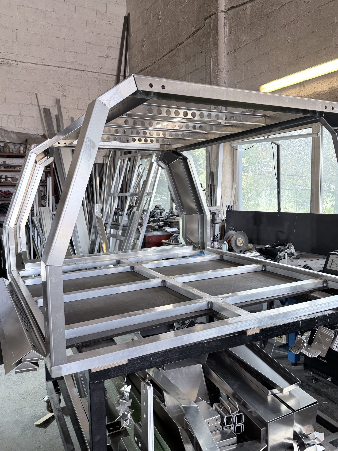 Aluminiowa rama nadbudowy przyczepki offroad z pałąkiem i platformą bagażową – produkcja Aliff Smardzów